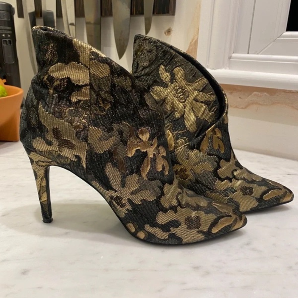 Chic Floral Heeled Boots in Black and Gold